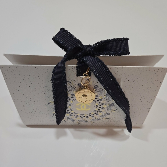 CHANEL MAKEUP BUNDLE:922 PASSION PINK Lip Balm+153 POMPIER  Nail Polish New - Picture 10 of 12